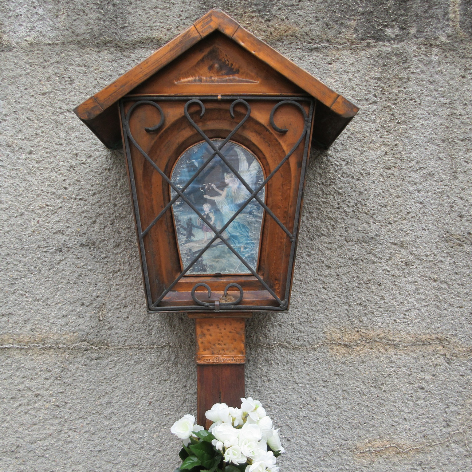 Wayside shrine at Kreuzer footbridge at Lehárkai
