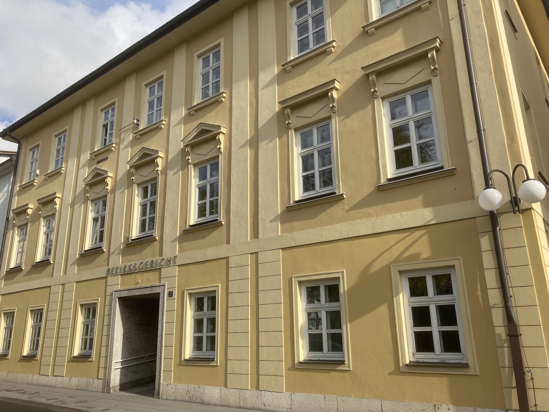 Tafel im Bezirksgericht
