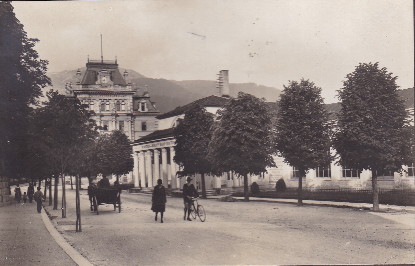 Trinkhalle mit Postgebäude